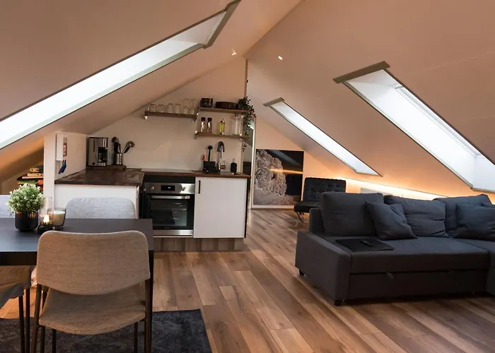 Scenic Penthouse - Ocean View & Skylight Windows