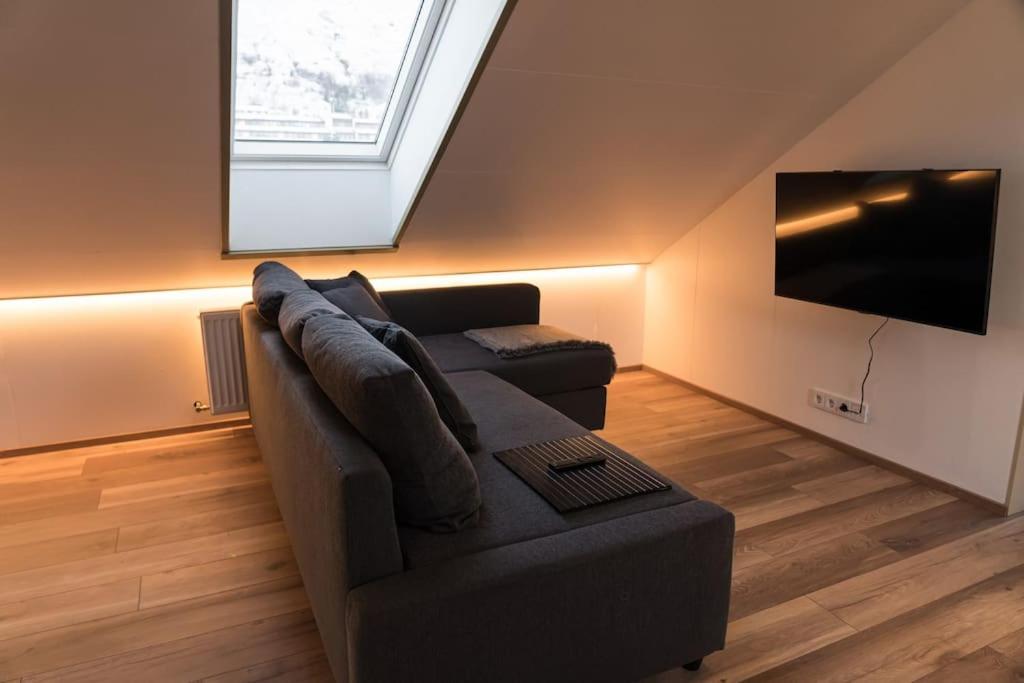 Scenic Penthouse - Ocean View & Skylight Windows Apartment *