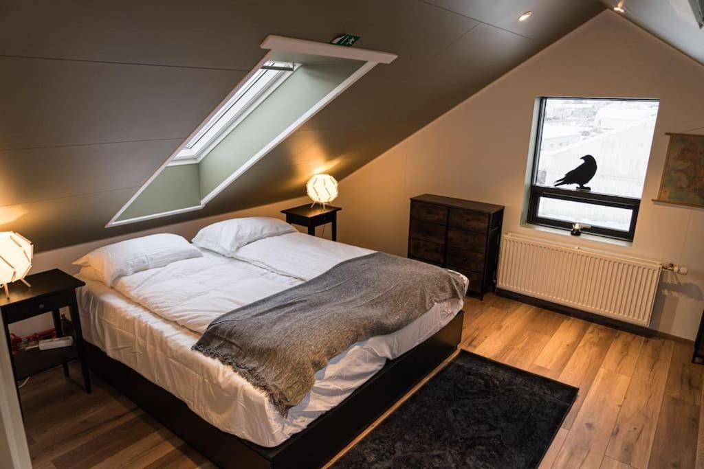 Scenic Penthouse - Ocean View & Skylight Windows Apartment *