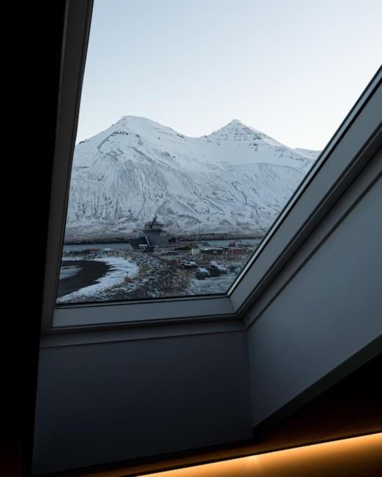 Scenic Penthouse - Ocean View & Skylight Windows *